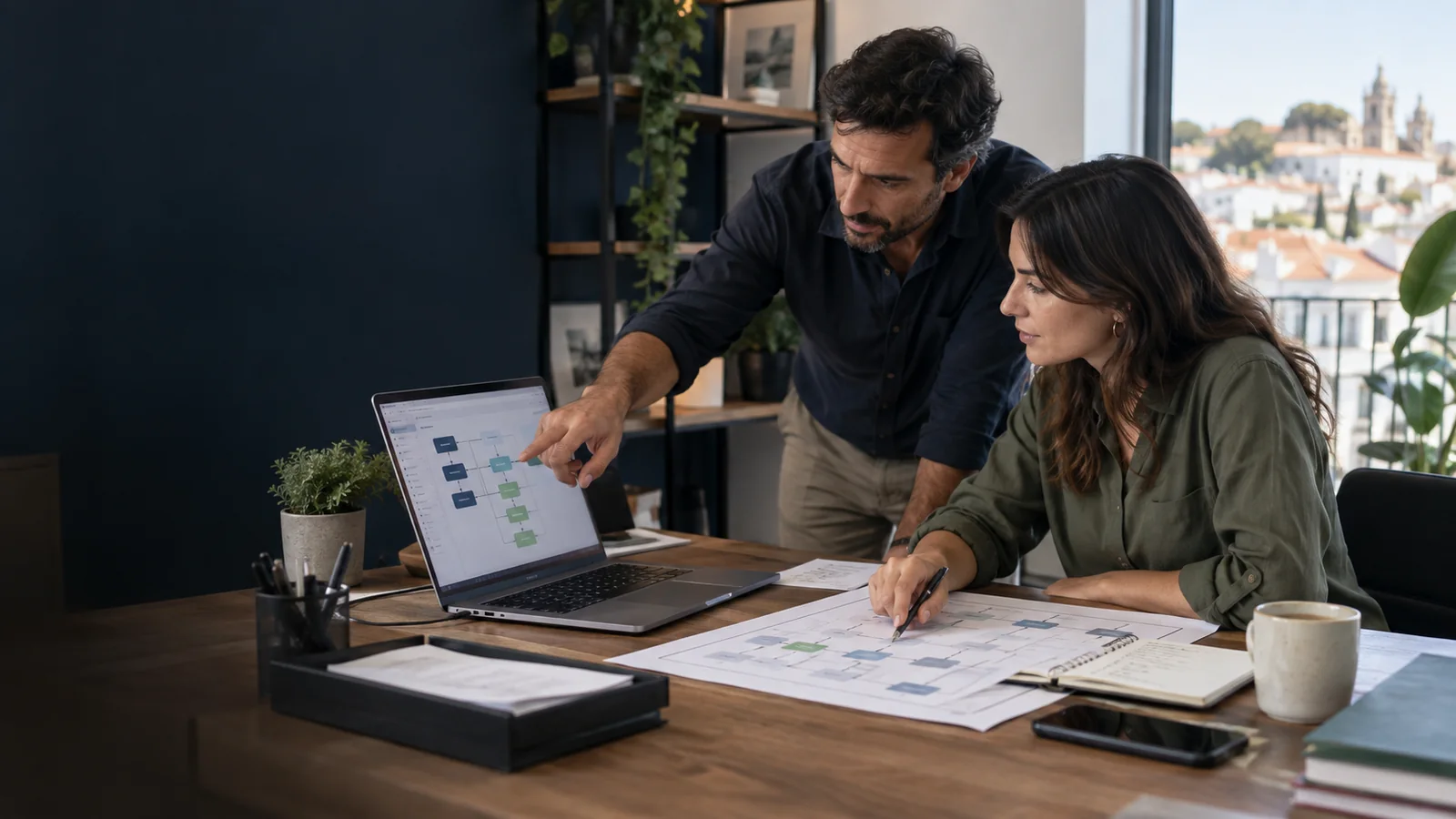 Consultor e responsável de operações a configurar e testar um fluxo digital